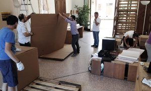 mostra di Sebastio a Comacchio - volontari durante l'allestimento