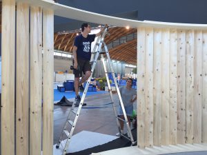 i volontari della Gaudì mentre recuperano materiale dalle fiere
